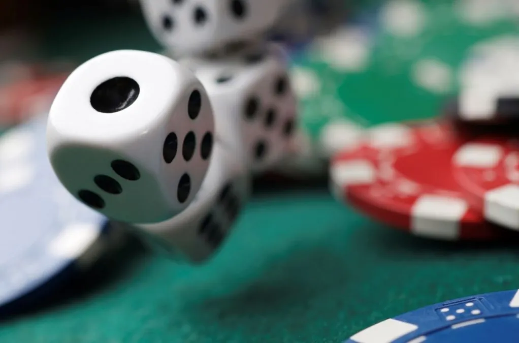 手機滑骰人生:我在必贏娛樂城玩骰寶的一晚